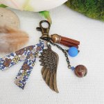 Sleutelhanger of tasjuweel met engelenvleugel hanger bronskleurig bruin en blauw 