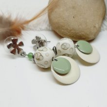 beige oorbellen modieuze kleuren en amandelgroen met handgemaakte kralen 