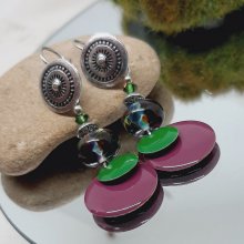 oorbellen voor oren met gaatjesgroene en paarse originele kleuren en perfecte pasvorm op glazen kralen
