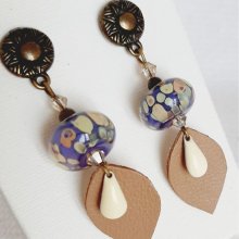 design oorbellen met handgemaakte glaskraal en leren blad met handgemaakte glaskraal