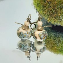 originele fantasie oorbellen met een beige en bronzen rakue effect glazen kraal