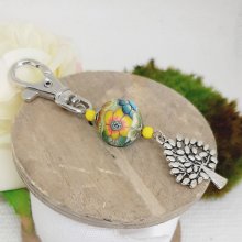zilveren sleutelhanger met levensboom symbool en veelkleurige handgemaakte parel