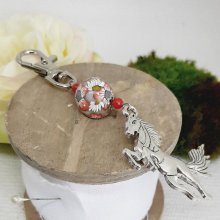 zilveren sleutelhanger met paardenhanger en prachtige handgemaakte rood-witte parel en gekleurde roze en groene designparel
