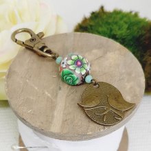 sleutelhanger medaille duo vogels bronskleurig en parelmoer bewerkt bloemmotief groen en wijnmoer meerkleurig