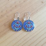 Blauw/zilver/groen/roze bloem en arabesk hanger oorbellen