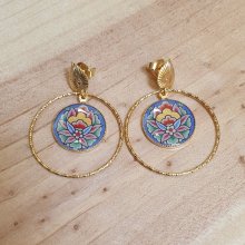 Oosterse bloem hanger oorbellen met blauwe achtergrond