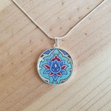 Bloem en arabesk hanger ketting in groen/zilver/blauw/roze aan zilveren ketting