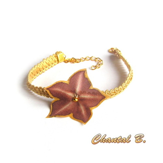 Gouden guipure kanten armband met chocolade zijden bloem