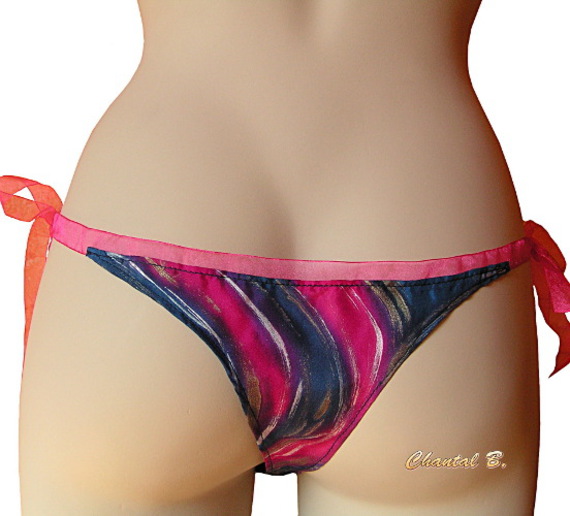 Handgeschilderde marine en fuchsia zijden string