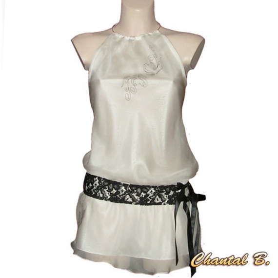 Witte blouse top met zwarte handgeschilderde kanten riem