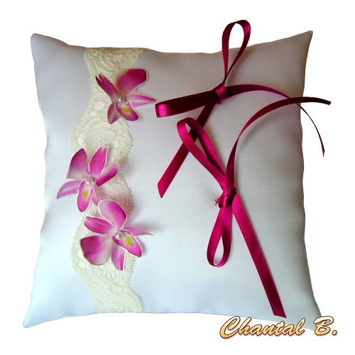 Orchideeën armband aanpasbaar aan een witte guipure kanten haarband en zijn roze zijden orchideeën bruiloft bloem