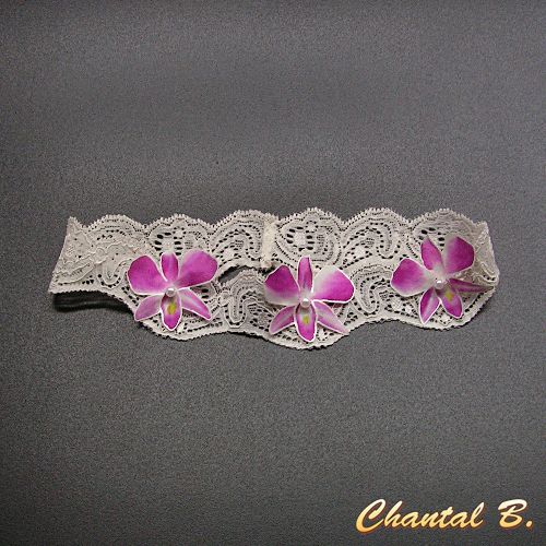 Orchideeën armband aanpasbaar aan een witte guipure kanten haarband en zijn roze zijden orchideeën bruiloft bloem