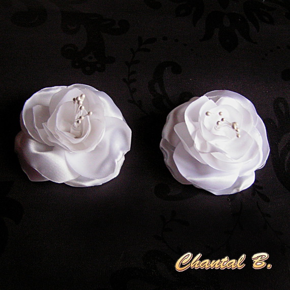 clips trouwschoenen wit satijn bloem en witte stampers accessoire huwelijksceremonie avond