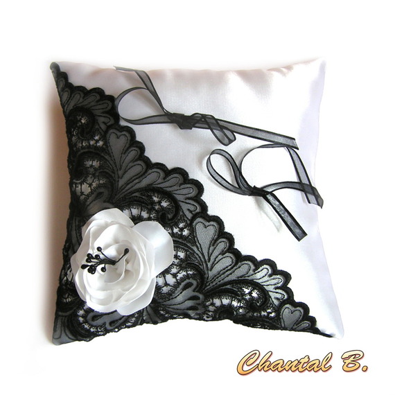 clips trouwschoenen wit satijn bloem en witte stampers accessoire huwelijksceremonie avond