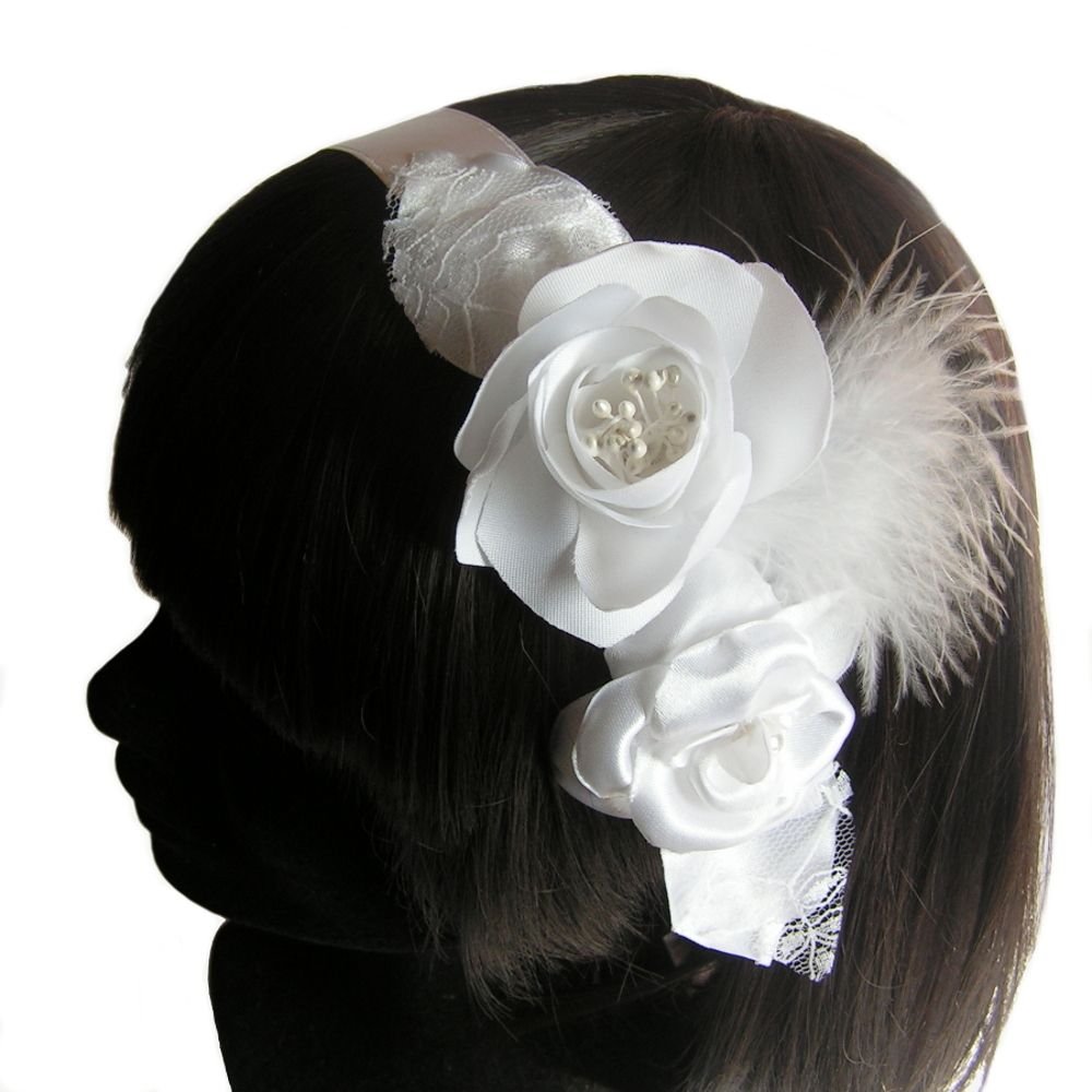 clips trouwschoenen wit satijn bloem en witte stampers accessoire huwelijksceremonie avond