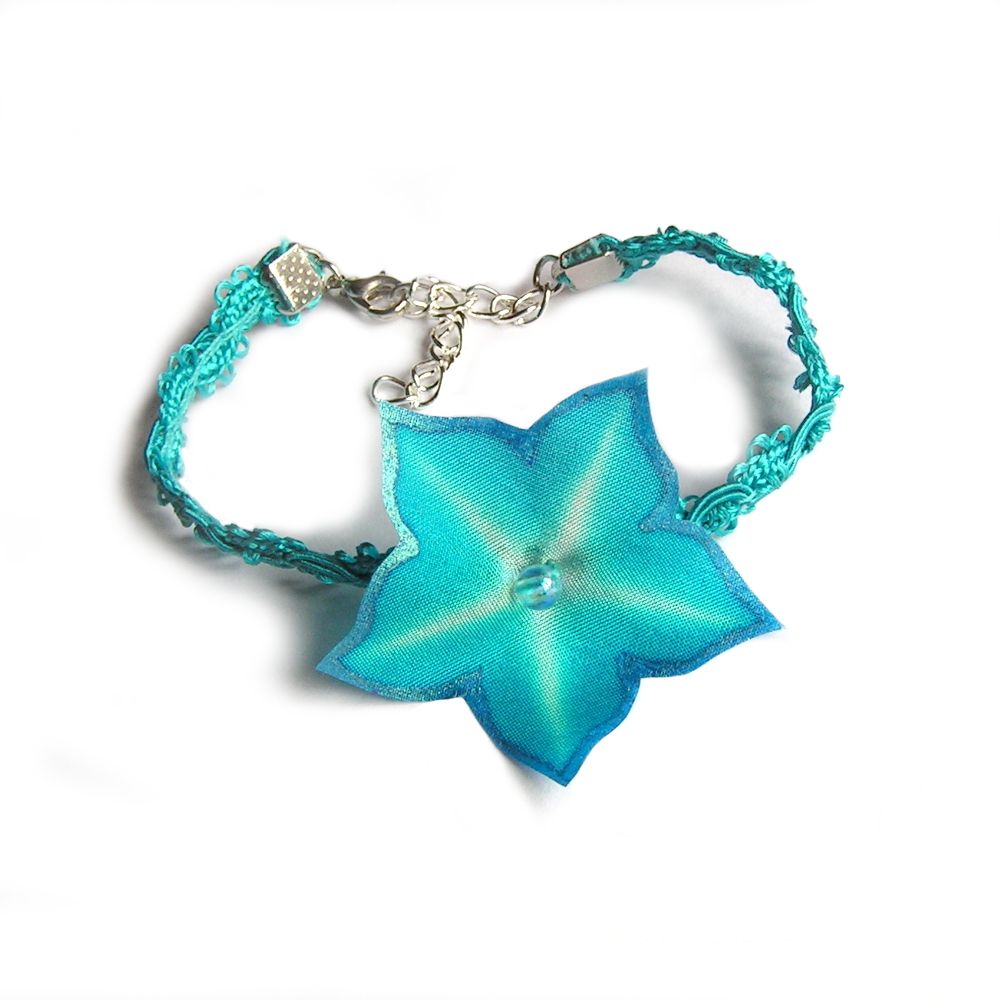clips trouwschoenen wit satijnen strik en blauw kant turquoise accessoire ceremonie avond chic