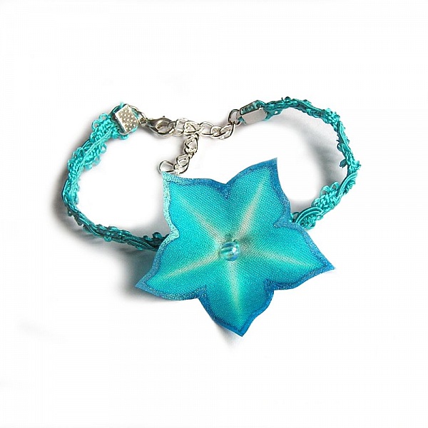 clips trouwschoenen wit satijnen strik en blauw kant turquoise accessoire ceremonie avond chic