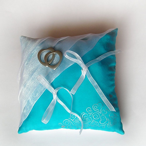 clips trouwschoenen wit satijnen strik en blauw kant turquoise accessoire ceremonie avond chic