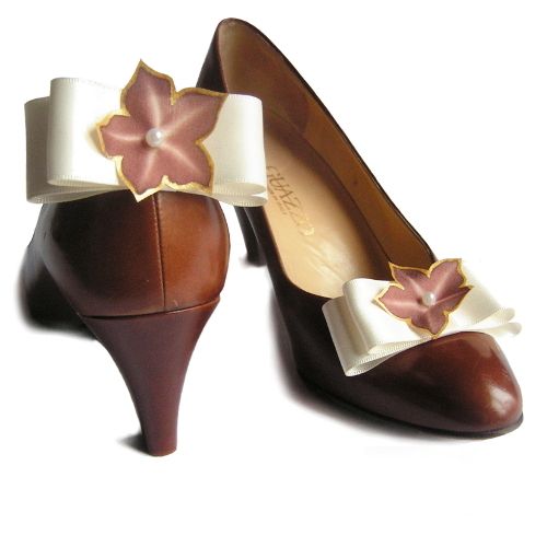 clips schoenen satijn boog ivoor bruid en zijde bloem chocolade bruiloft