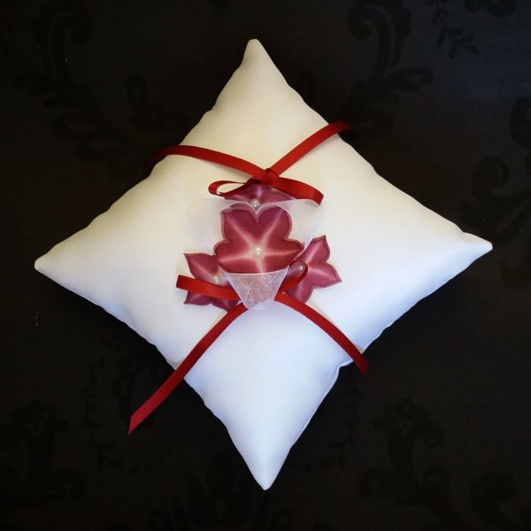 kousenband van wit kant en organza met rode bloemen