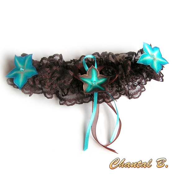 chocolade kanten huwelijkskousenband met turquoise zijden bloemen