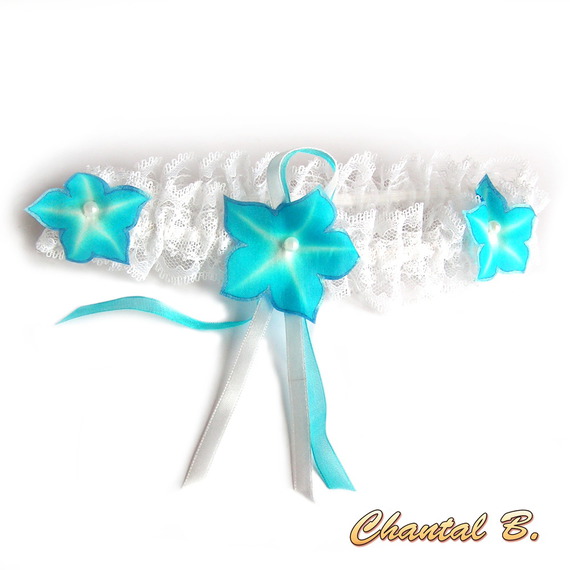 witte kanten bruidskousenband met turquoise zijden bloemen