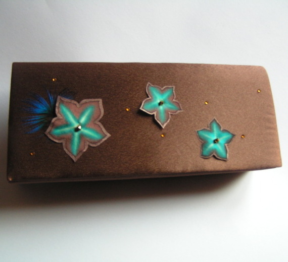 avondtas of huwelijkskoppeling chocolade satijn zijde bloemen turquoise goud strass steentjes