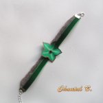Fluwelen kanten armband met groene zijden bloem