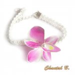 Orchideeën armband aanpasbaar aan een witte guipure kanten haarband en zijn roze zijden orchideeën bruiloft bloem