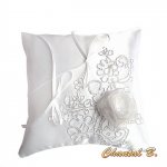 trouwringkussen roze wit romantisch zilver kant thema