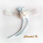 witte kanten huwelijkskousenband met satijnen bloem en blauw lint