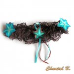 chocolade kanten huwelijkskousenband met turquoise zijden bloemen