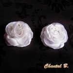 clips trouwschoenen wit satijn bloem en witte stampers accessoire huwelijksceremonie avond