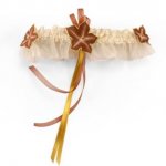 Ivoor kanten huwelijkskousenband met chocolade en gouden zijden bloemen