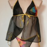 lingerieset Caelia zwart zijden chiffon en veelkleurige bloemenstring