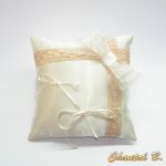 Ensemble coussin d'alliances dentelle vintage beige rosé satin ivoire et ruban d'organza et jarretière