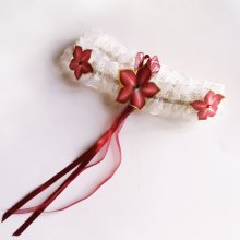 kousenband van wit kant en organza met rode bloemen