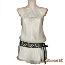 Witte blouse top met zwarte handgeschilderde kanten riem