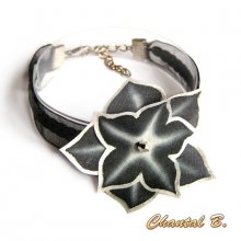 Zwart lint armband met pailletten en zijn handgeschilderde zwarte en zilveren zijden bloem