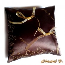 chocoladebruidskussen met gouden arabesken en kristallen
