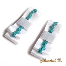 clips trouwschoenen wit satijnen strik en blauw kant turquoise accessoire ceremonie avond chic