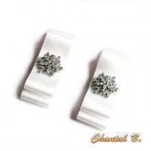 clips trouwschoenen wit satijnen strik en zilveren sneeuwvlok accessoire winter thema