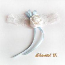 witte kanten huwelijkskousenband met satijnen bloem en blauw lint