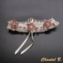 huwelijkskousenband satijn en kant ivoor bloemen zijde chocolade romantisch personaliseerbaar