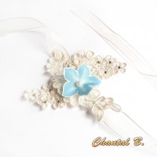 Ivory kanten armband met blauwe zijden bloem en strass bruiloft manchet