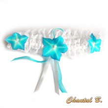 witte kanten bruidskousenband met turquoise zijden bloemen