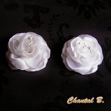 clips trouwschoenen wit satijn bloem en witte stampers accessoire huwelijksceremonie avond