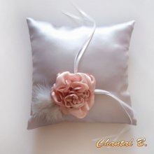 trouwringkussen in grijs satijn met zalmkleurige bloemen in chiffon