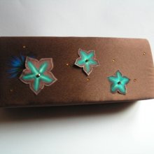 avondtas of huwelijkskoppeling chocolade satijn zijde bloemen turquoise goud strass steentjes