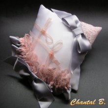 Ensemble coussin mariage romantique porte alliances et jarreti&egrave;re dentelle rose saumon 